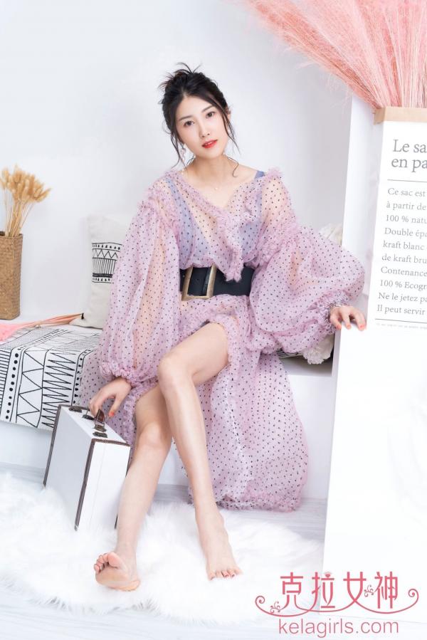 王睿   KelaGirls克拉女神-2020.07.10-王睿-《艳紫芬芳》室内私房写真，身穿波点轻纱透视装，演绎温柔气质居家风，尽显曼妙身姿第11张图片