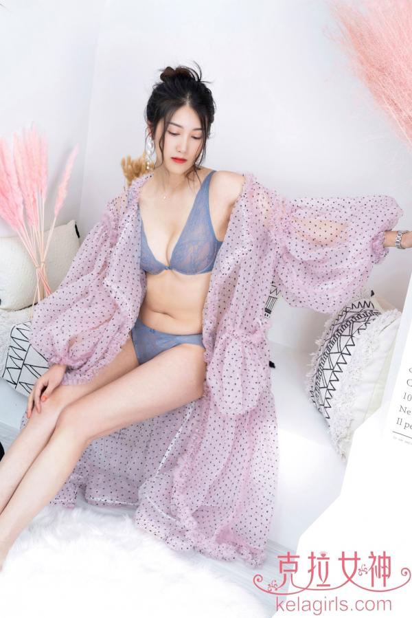 王睿   KelaGirls克拉女神-2020.07.10-王睿-《艳紫芬芳》室内私房写真，身穿波点轻纱透视装，演绎温柔气质居家风，尽显曼妙身姿第21张图片