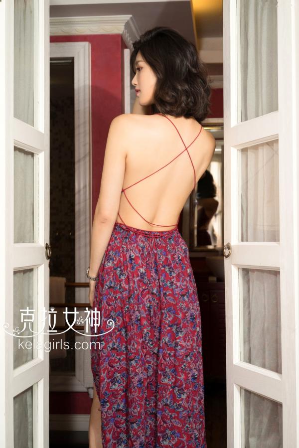 王睿   KelaGirls克拉女神王睿《记得call我》室内私房气质长裙写真，优雅印花开叉裙展示迷人身姿第22张图片