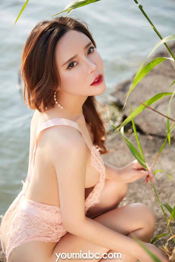 艾小青   YouMi尤蜜-艾小青《夏日遇春光》：湖畔户外极品诱惑，身材火辣，渔网镂空，无圣光大尺度私房写真第34张图片