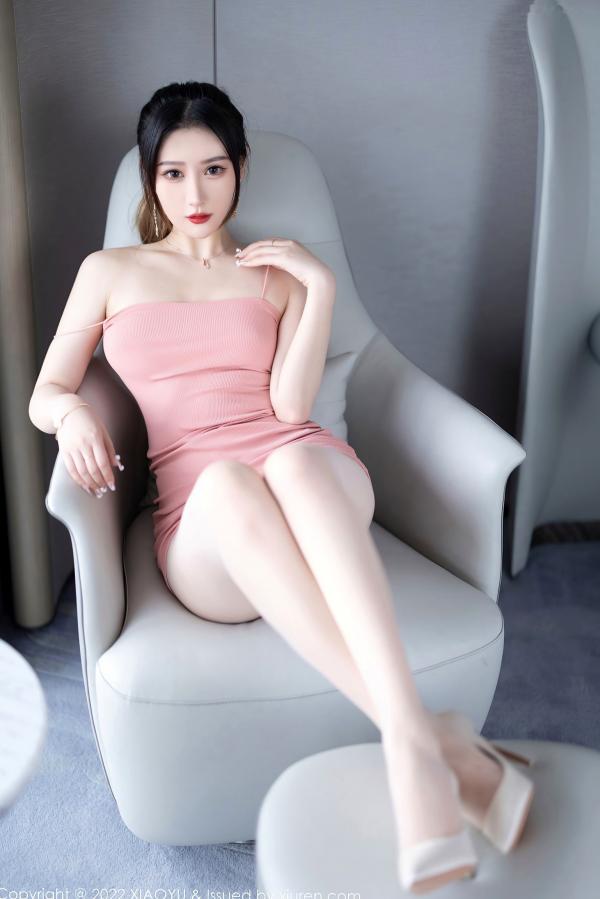 张欣欣   语画界832期女神张欣欣私房写真：粉色紧身裙与简约白色连体泳衣，尽显丝袜美腿诱惑，超高颜值演绎极致性感韵味，氛围感十足的室内撩人时刻第11张图片