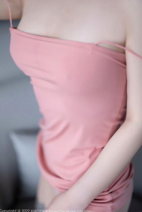 张欣欣   语画界832期女神张欣欣私房写真：粉色紧身裙与简约白色连体泳衣，尽显丝袜美腿诱惑，超高颜值演绎极致性感韵味，氛围感十足的室内撩人时刻第22张图片