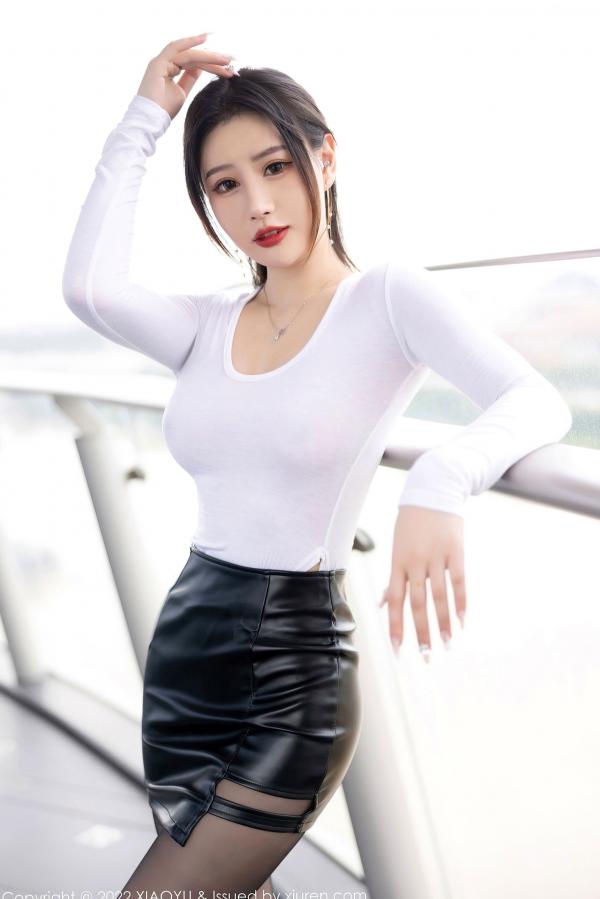张欣欣   XiaoYu语画界-823-张欣欣：职场OL风格女神，白T皮裙黑丝诱惑，展现迷人身材曲线第2张图片