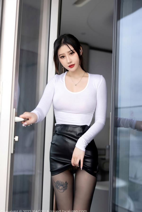 张欣欣   XiaoYu语画界-823-张欣欣：职场OL风格女神，白T皮裙黑丝诱惑，展现迷人身材曲线第15张图片
