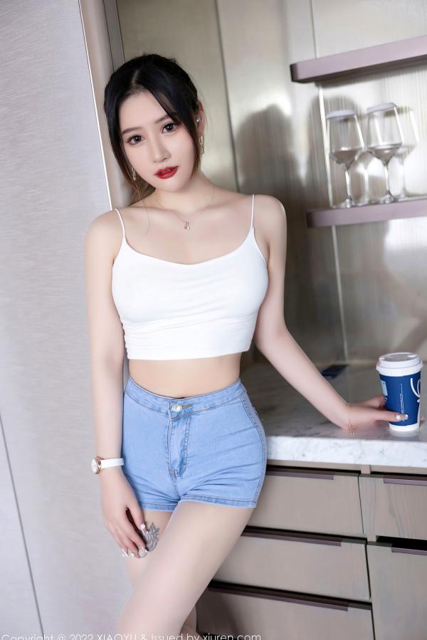 张欣欣   XiaoYu语画界813期：张欣欣浴室私房写真，白色诱惑吊带与薄透丝袜秀出无敌美腿，绝美呈现第7张图片