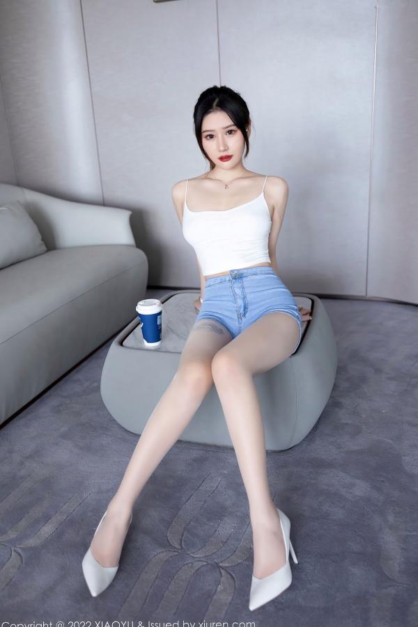 张欣欣   XiaoYu语画界813期：张欣欣浴室私房写真，白色诱惑吊带与薄透丝袜秀出无敌美腿，绝美呈现第12张图片
