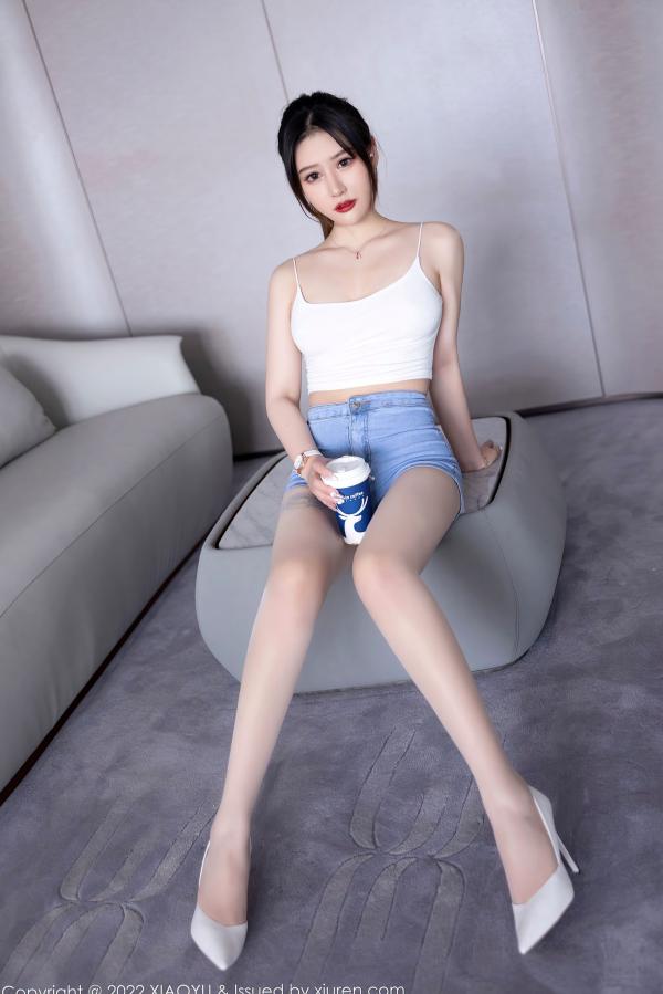 张欣欣   XiaoYu语画界813期：张欣欣浴室私房写真，白色诱惑吊带与薄透丝袜秀出无敌美腿，绝美呈现第16张图片