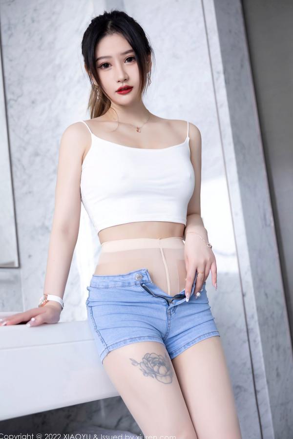 张欣欣   XiaoYu语画界813期：张欣欣浴室私房写真，白色诱惑吊带与薄透丝袜秀出无敌美腿，绝美呈现第42张图片