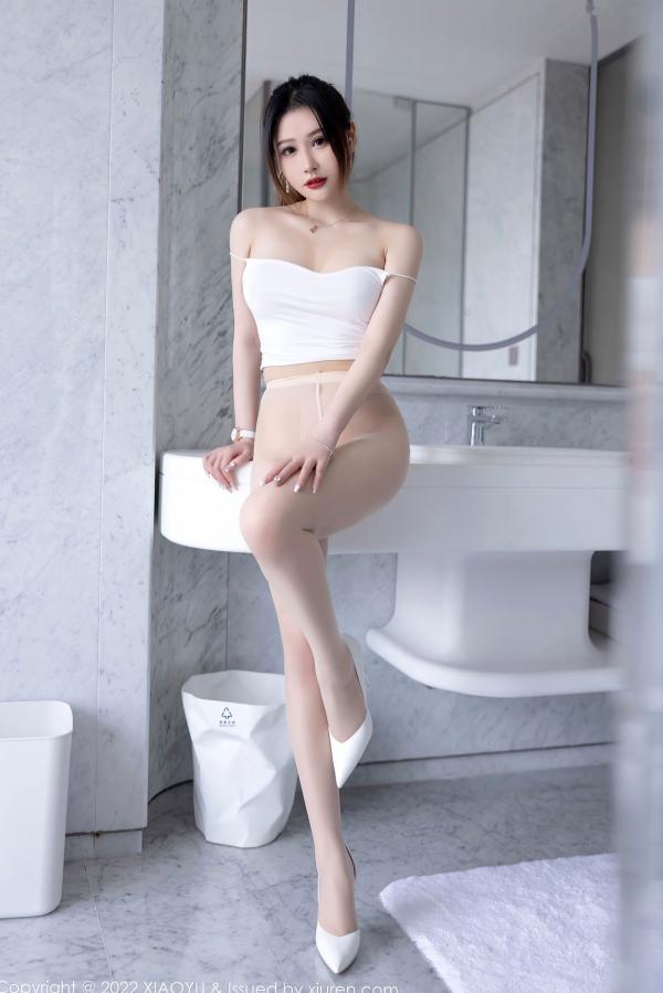 张欣欣   XiaoYu语画界813期：张欣欣浴室私房写真，白色诱惑吊带与薄透丝袜秀出无敌美腿，绝美呈现第51张图片