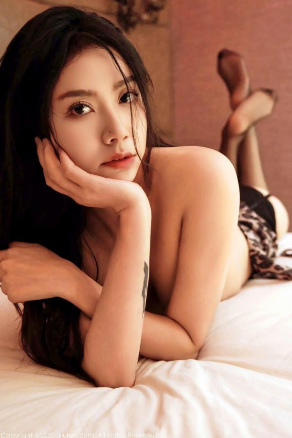 方子萱   秀人网-9721-方子萱：夜景窗边诱惑，身穿野性豹纹短裙与黑丝，尽显冷艳私房性感女神魅力第76张图片