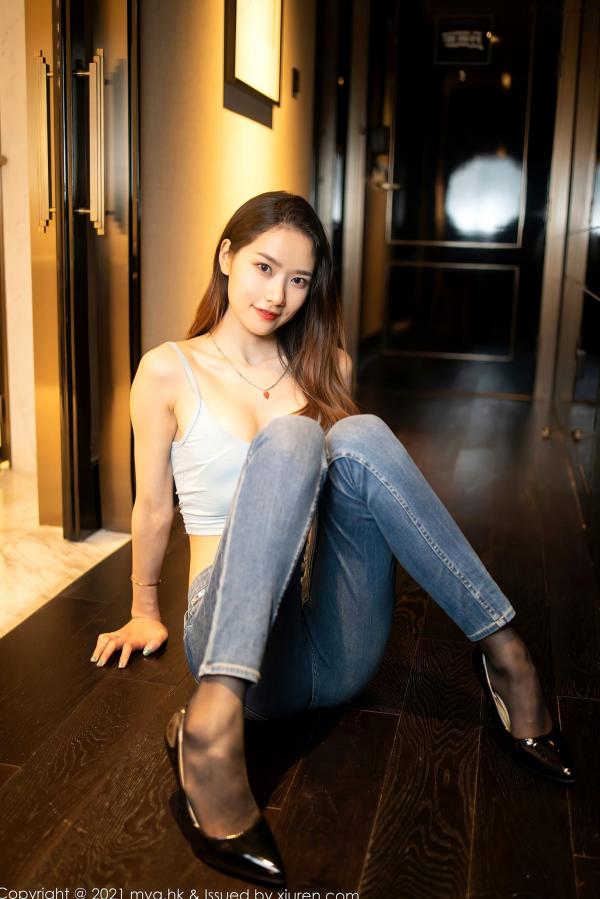 方子萱   MyGirl美媛馆-567-方子萱：江浙沪旅拍，穿搭淡灰吊带背心与牛仔裤，黑丝丝滑诱惑，呈现极致美臀线与都市私房美学第2张图片