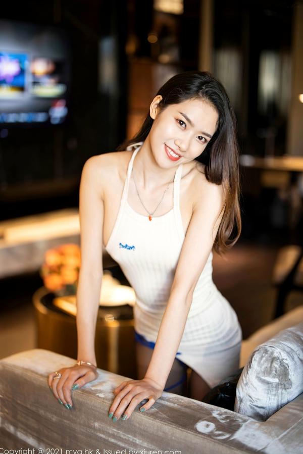 方子萱   MyGirl美媛馆-545-方子萱-室内私房诱惑，白色紧身吊带裙搭配性感黑丝，展现曼妙身姿，优雅与妩媚并存的精品旅拍写真第16张图片