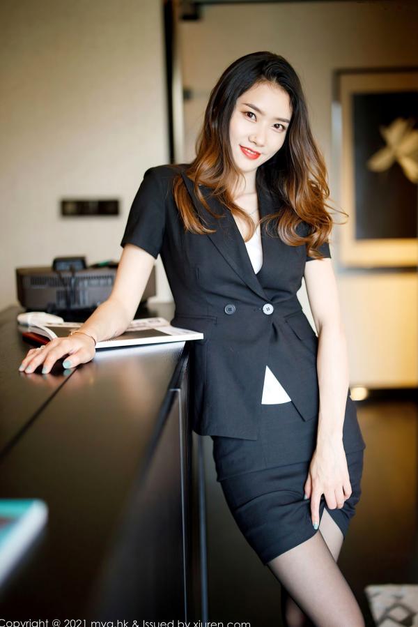 方子萱   MyGirl美媛馆No.542-方子萱：职场OL黑丝职业装与绿色蕾丝内衣，极致诱惑私房旅拍写真第12张图片