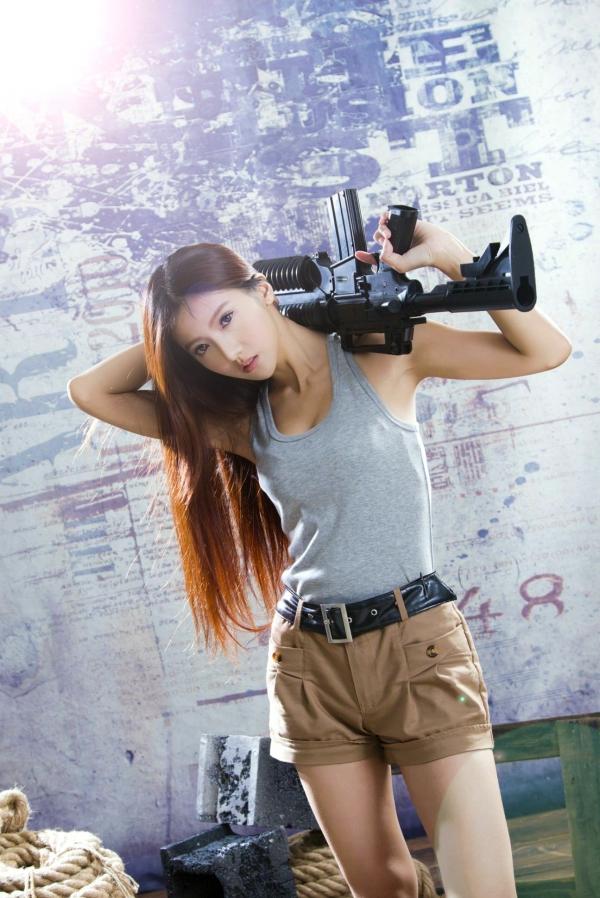 谢薇安 薇安Vivian  台湾正妹薇安Vivian硬核武装特工写真：飒爽制服棚拍，尽显酷飒冷艳作战风情第1张图片