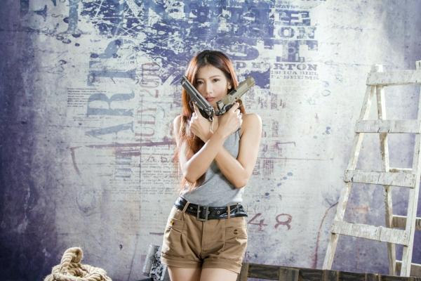 谢薇安 薇安Vivian  台湾正妹薇安Vivian硬核武装特工写真：飒爽制服棚拍，尽显酷飒冷艳作战风情第3张图片
