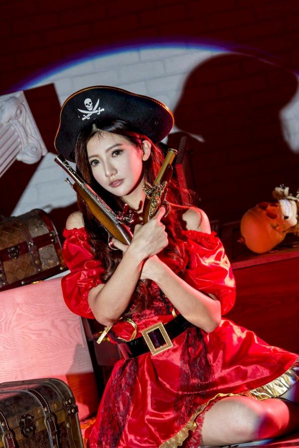 谢薇安 薇安Vivian  台湾正妹薇安Vivian硬核武装特工写真：飒爽制服棚拍，尽显酷飒冷艳作战风情第27张图片