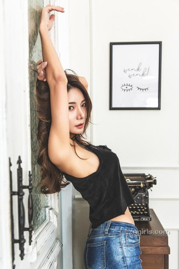 Mizili Yoon  南韩健身美人Mizili Yoon 无论车模还是举牌都性感第11张图片