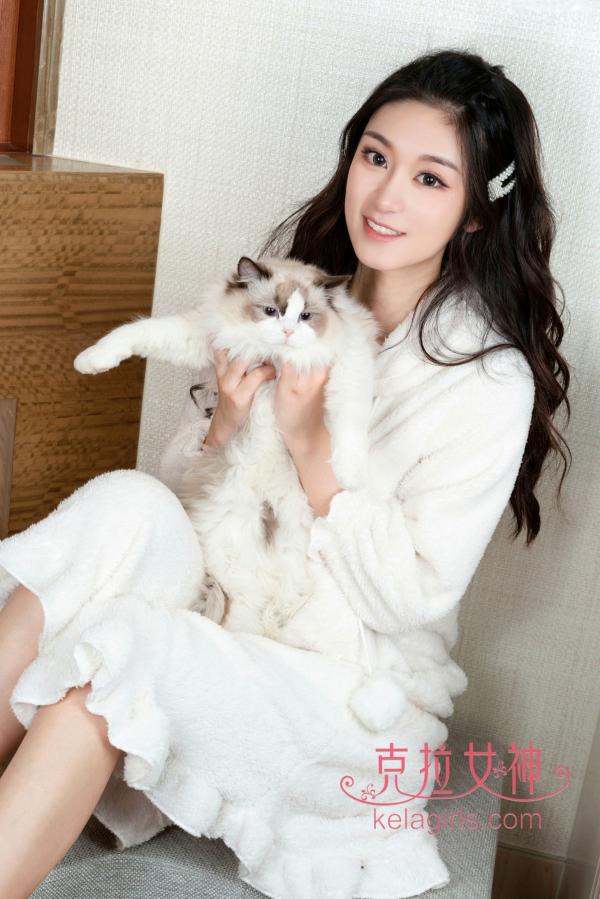 汤怡   KelaGirls克拉女神-汤怡-《她与她的猫》：身着柔软白色浴袍的居家御姐，与可爱猫咪亲密互动，尽显治愈系慵懒气质第2张图片