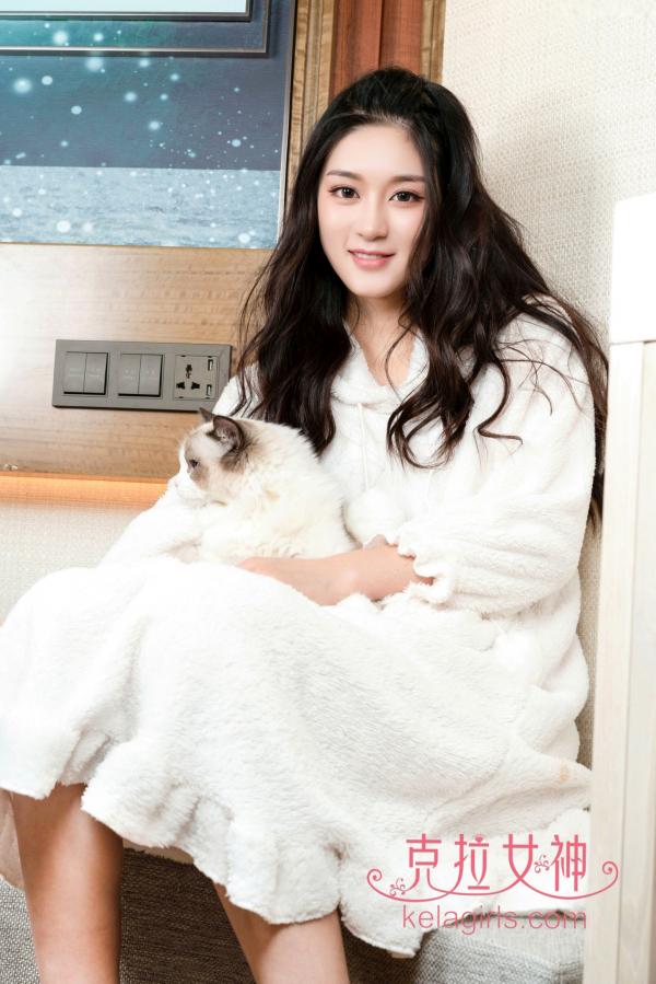 汤怡   KelaGirls克拉女神-汤怡-《她与她的猫》：身着柔软白色浴袍的居家御姐，与可爱猫咪亲密互动，尽显治愈系慵懒气质第4张图片