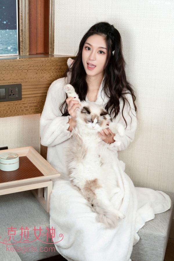 汤怡   KelaGirls克拉女神-汤怡-《她与她的猫》：身着柔软白色浴袍的居家御姐，与可爱猫咪亲密互动，尽显治愈系慵懒气质第5张图片
