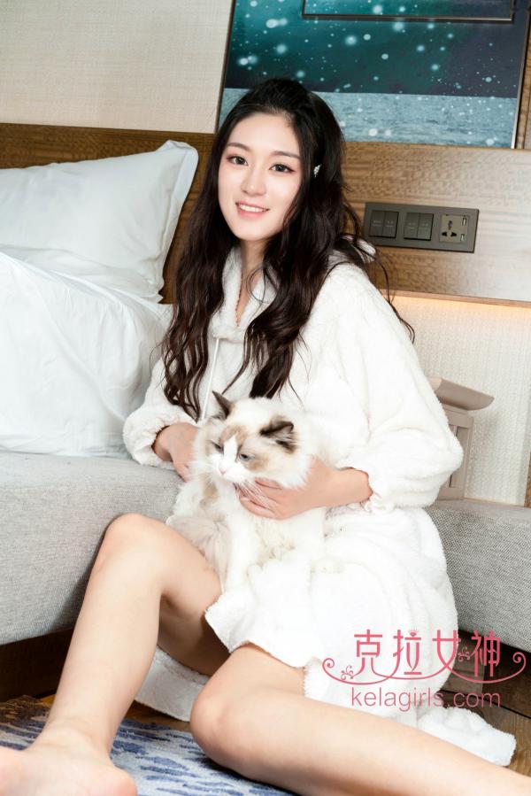 汤怡   KelaGirls克拉女神-汤怡-《她与她的猫》：身着柔软白色浴袍的居家御姐，与可爱猫咪亲密互动，尽显治愈系慵懒气质第9张图片