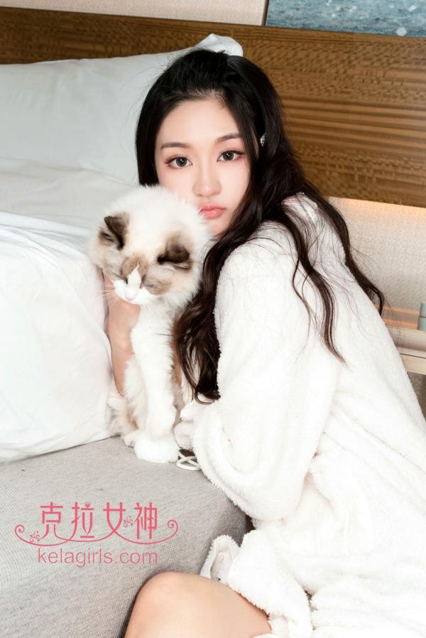 汤怡   KelaGirls克拉女神-汤怡-《她与她的猫》：身着柔软白色浴袍的居家御姐，与可爱猫咪亲密互动，尽显治愈系慵懒气质第10张图片