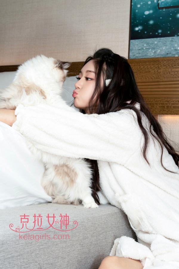 汤怡   KelaGirls克拉女神-汤怡-《她与她的猫》：身着柔软白色浴袍的居家御姐，与可爱猫咪亲密互动，尽显治愈系慵懒气质第12张图片