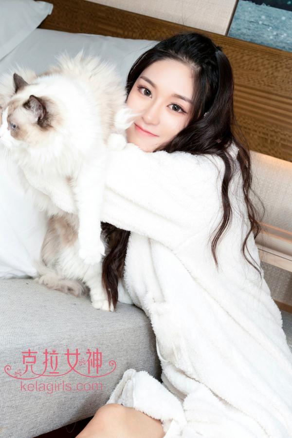 汤怡   KelaGirls克拉女神-汤怡-《她与她的猫》：身着柔软白色浴袍的居家御姐，与可爱猫咪亲密互动，尽显治愈系慵懒气质第13张图片