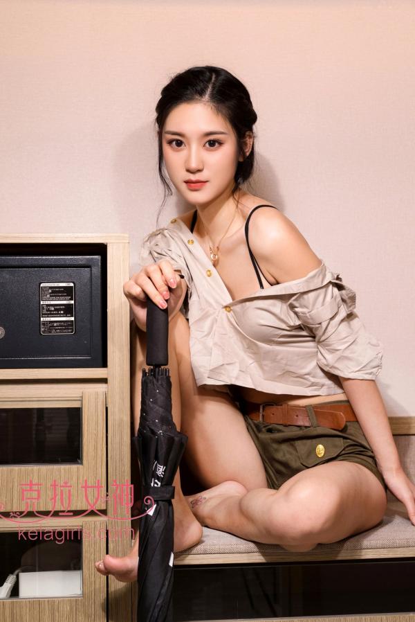 汤怡   KelaGirls克拉女神：汤怡《警花剪刀腿》冷艳制服诱惑，极品美腿尽显性感御姐风范高清写真第19张图片