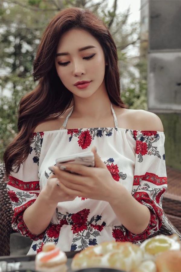 박다현 朴多铉  朴多贤- 气质长裙写真多拼第101张图片