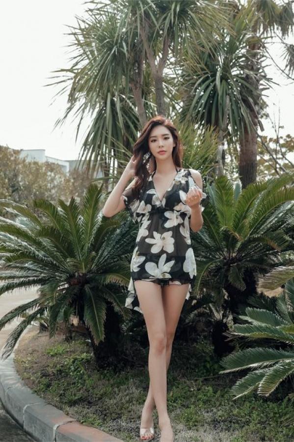 박다현 朴多铉  朴多贤- 气质长裙写真多拼第135张图片
