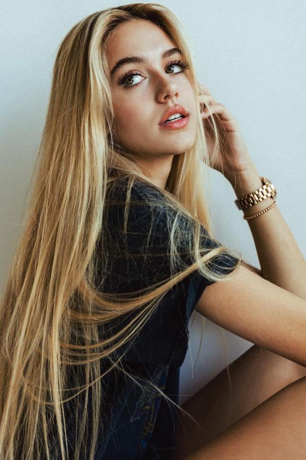 Delilah Belle Hamlin  19岁嫩妹Delilah Belle 模特界的超新星第13张图片