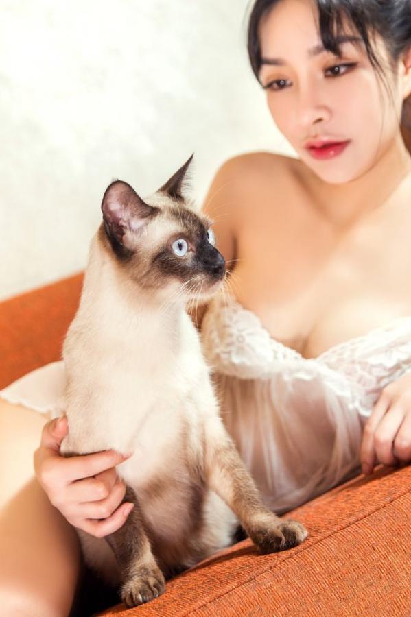   头条女神少女与猫 你更中意哪个？第13张图片