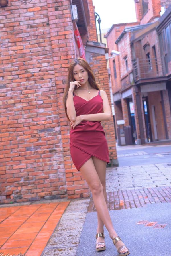 黄上晏   台湾正妹黄上晏剥皮寮户外红裙写真集，优雅气质与修长美腿性感精选第7张图片