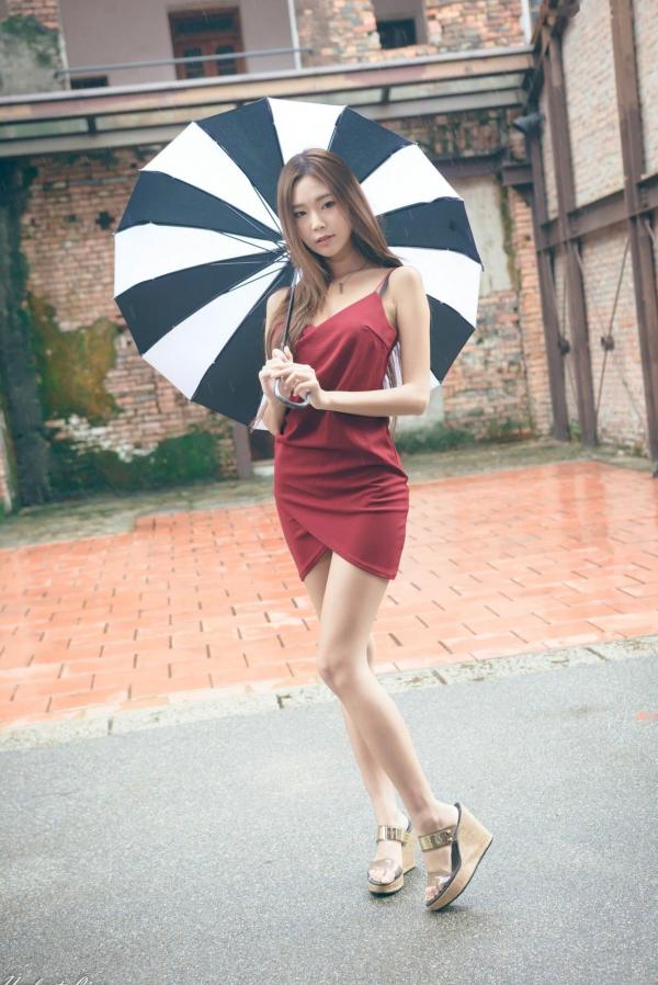 黄上晏   台湾正妹黄上晏剥皮寮户外红裙写真集，优雅气质与修长美腿性感精选第24张图片