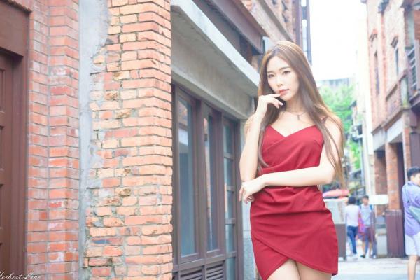 黄上晏   台湾正妹黄上晏剥皮寮户外红裙写真集，优雅气质与修长美腿性感精选第32张图片