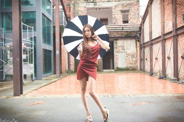 黄上晏   台湾正妹黄上晏剥皮寮户外红裙写真集，优雅气质与修长美腿性感精选第37张图片