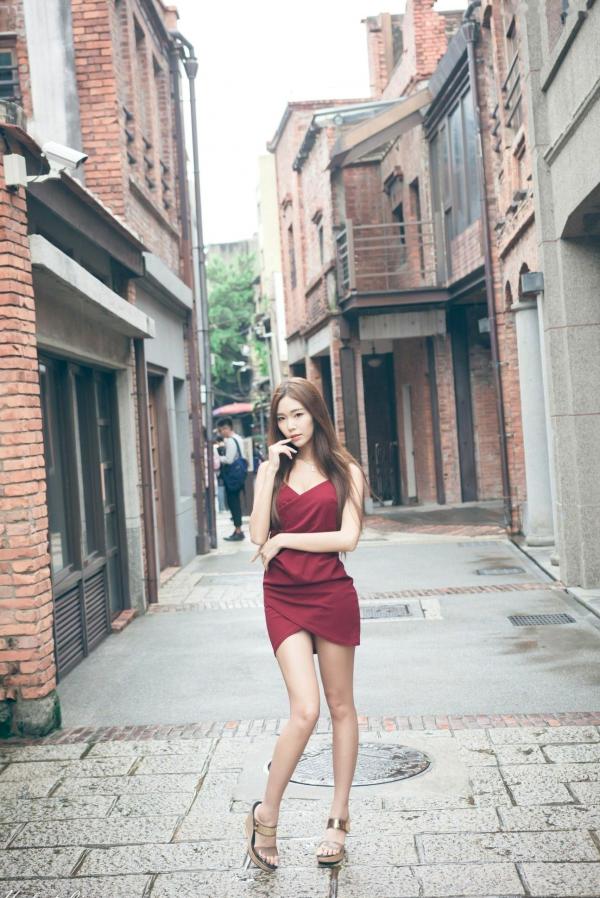 黄上晏   台湾正妹黄上晏剥皮寮户外红裙写真集，优雅气质与修长美腿性感精选第58张图片