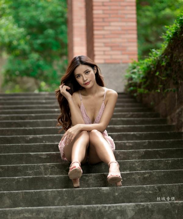 黃書庭 黄书庭  台湾美女黄书庭《北艺大》写真集：校园制服与蕾丝诱惑，呈现极致青春性感身材第19张图片
