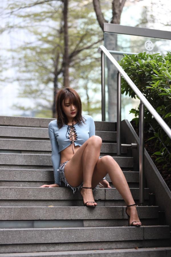 SOLO-尹菲   SOLO尹菲- 热裤高跟美女街拍原图第126张图片