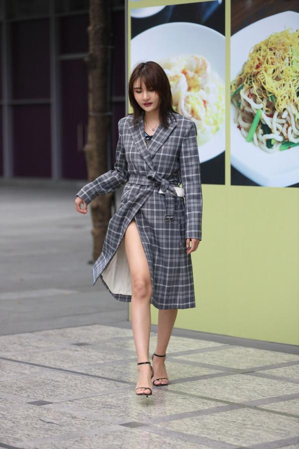 SOLO-尹菲   SOLO尹菲- 热裤高跟美女街拍原图第208张图片