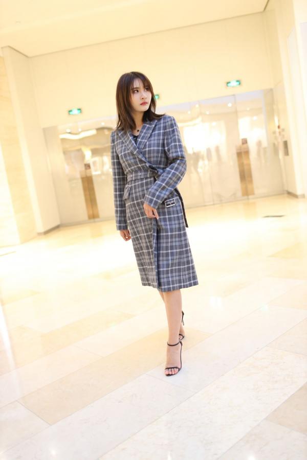 SOLO-尹菲   SOLO尹菲- 热裤高跟美女街拍原图第217张图片