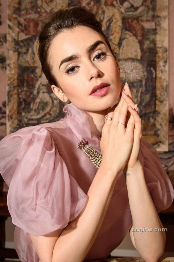 Lily Jane Collins 莉莉·柯林斯 英美混血莉莉·柯林斯 自然美女大方素颜照第11张图片