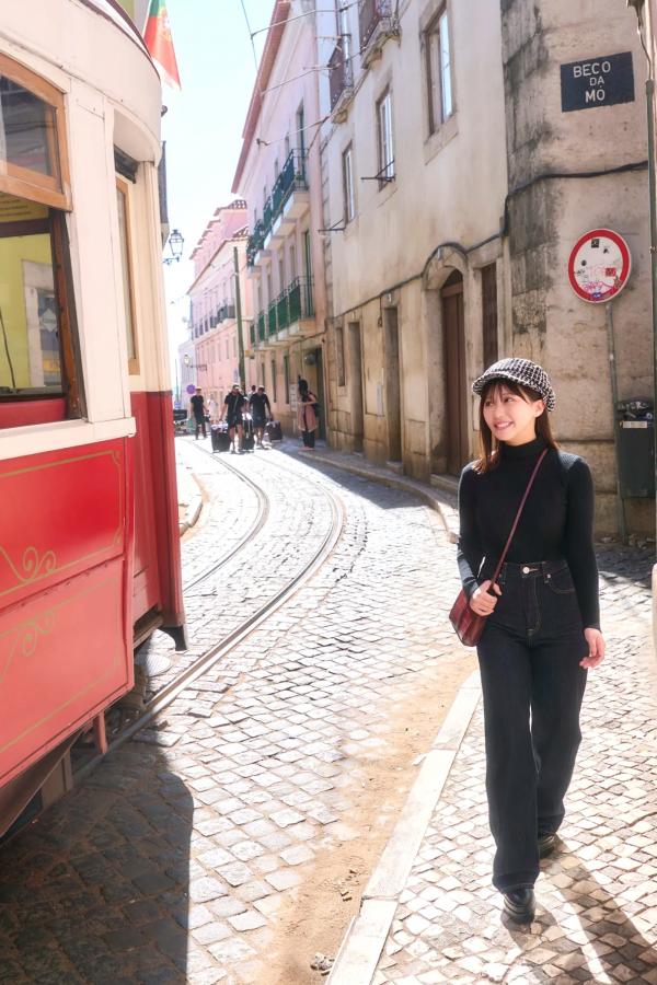 田中美久  《田中美久 - もっと、ぜんぶ、ほんと》异国街拍优雅长裙与泳池性感写真第8张图片