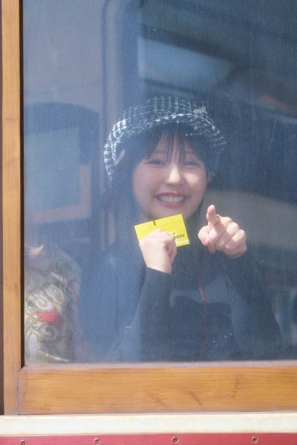 田中美久  《田中美久 - もっと、ぜんぶ、ほんと》异国街拍优雅长裙与泳池性感写真第9张图片