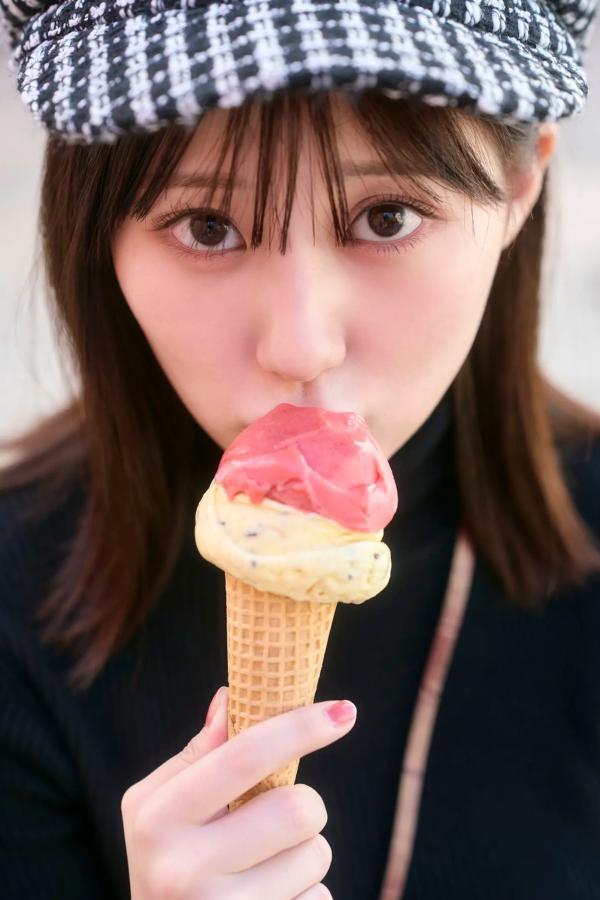 田中美久  《田中美久 - もっと、ぜんぶ、ほんと》异国街拍优雅长裙与泳池性感写真第12张图片