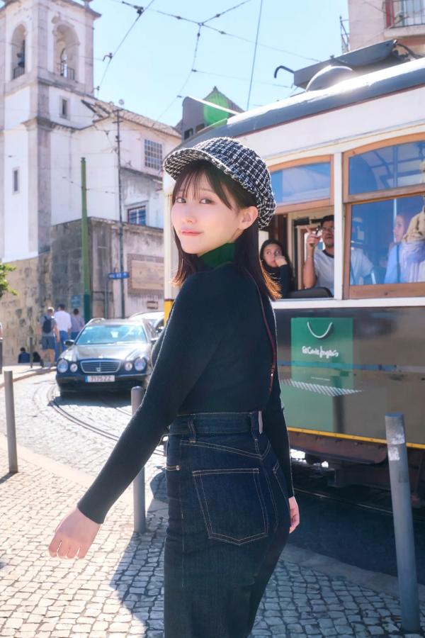 田中美久  《田中美久 - もっと、ぜんぶ、ほんと》异国街拍优雅长裙与泳池性感写真第13张图片