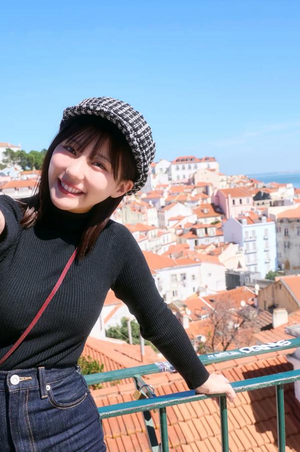 田中美久  《田中美久 - もっと、ぜんぶ、ほんと》异国街拍优雅长裙与泳池性感写真第14张图片