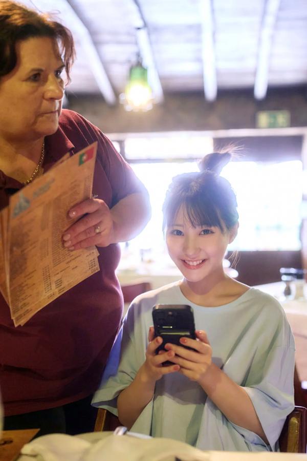 田中美久  《田中美久 - もっと、ぜんぶ、ほんと》异国街拍优雅长裙与泳池性感写真第17张图片
