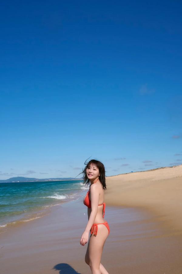 田中美久  《田中美久 - もっと、ぜんぶ、ほんと》异国街拍优雅长裙与泳池性感写真第19张图片